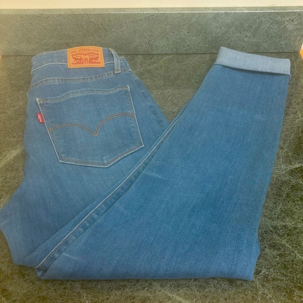 Levis 721 High-Waisted Skinny Jeans 👖